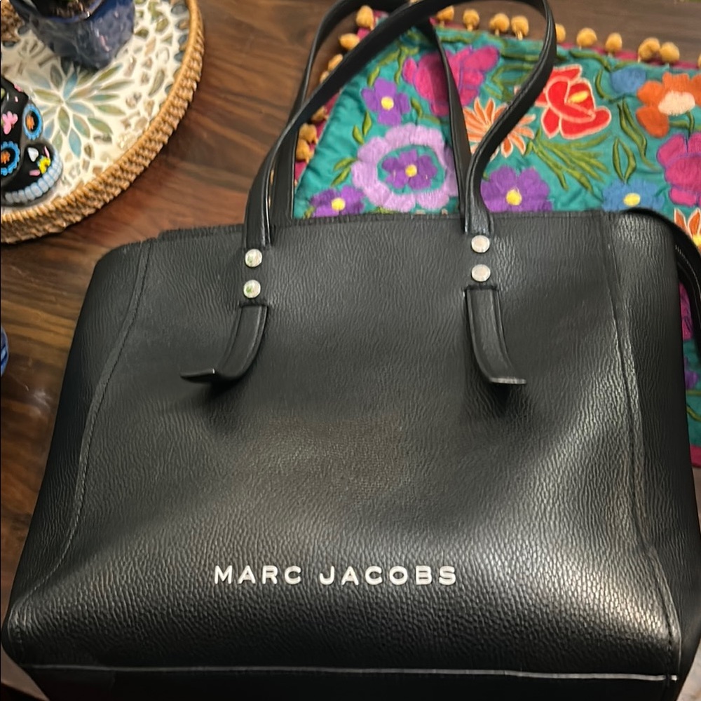 Marc Jacobs Black pebbled Leather Tote with Sleek Design